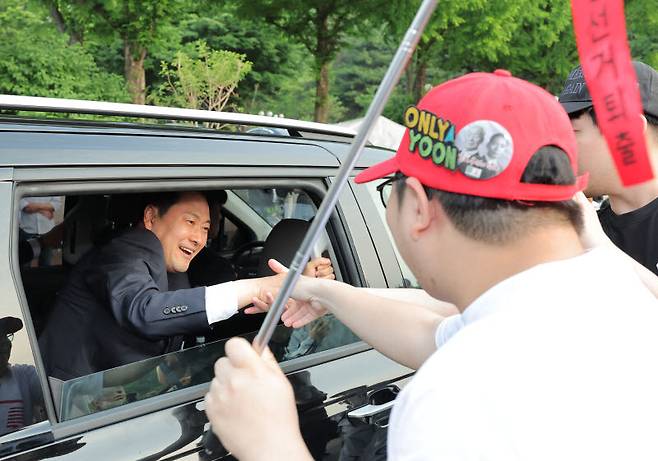 장동혁 국민의힘 대표가 4일 경기 과천 중앙선거관리위원회를 나서며 선관위 앞 지선 투표용지 부족 사태 항의 집회 현장 참가자들에게 인사를 하고 있다 (사진=연합뉴스)