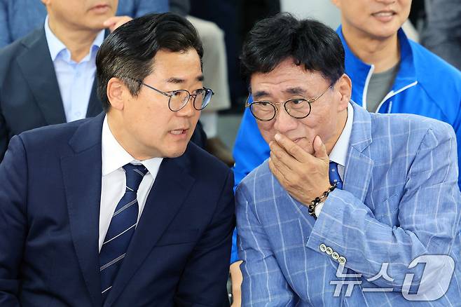 더불어민주당 박찬대 인천시장 후보와 고남석 총괄선대위원장이 3일 인천 미추홀구 선거사무소에서 출구조사 결과 발표를 보며 대화를 나누고 있다. 2026.6.3 ⓒ 뉴스1 이호윤 기자