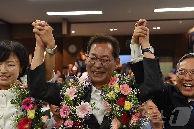 손훈모 더불어민주당 순천시장 후보가 4일 6·3 지방선거에서 당선이 확실시되자 캠프에서 꽃목걸이를 걸고 환호하고 있다. 2026.6.4 ⓒ 뉴스1 김성준 기자