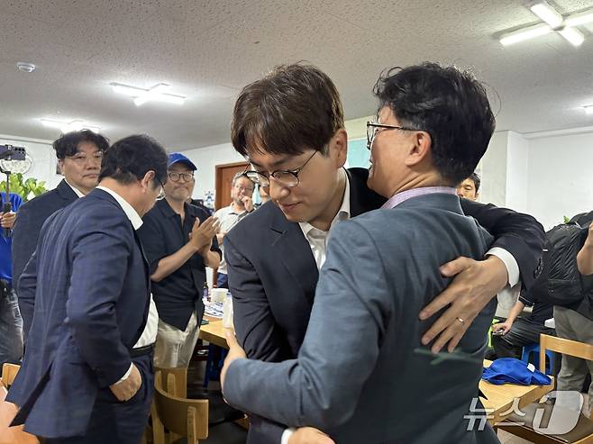 4일 오전 2시쯤 부산 북구갑 국회의원 보궐선거에 출마한 하정우 더불어민주당 후보가 부산 북구 구포동 선거캠프를 찾아 패배를 인정하며 지지자들과 포옹하고 있다. 2026.6.34 ⓒ 뉴스1 박서현 기자
