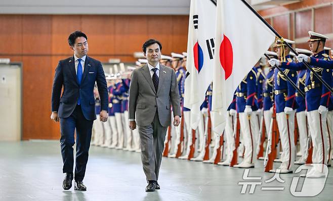 안규백 국방부장관과 고이즈미 신지로 일본 방위대신. (국방부 제공. 재판매 및 DB 금지)  ⓒ 뉴스1 이호윤 기자
