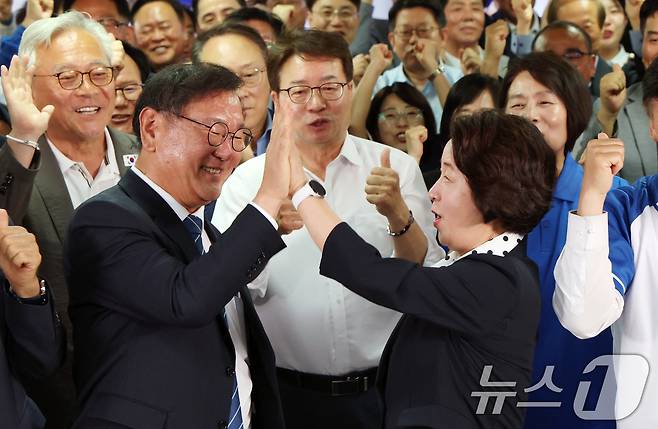 추미애 더불어민주당 경기도지사 후보가 3일 오후 경기 수원시 팔달구 마라톤빌딩에 마련된 선거사무소에서 출구조사 결과를 확인한 뒤 김태년 의원과 하이파이브를 하고 있다. 2026.6.3 ⓒ 뉴스1 김영운 기자