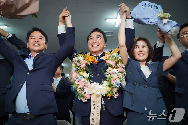 박수현 더불어민주당 충남지사 당선인이 축하를 받고 있다.(캠프 제공. 재판매 및 DB금지)/뉴스1
