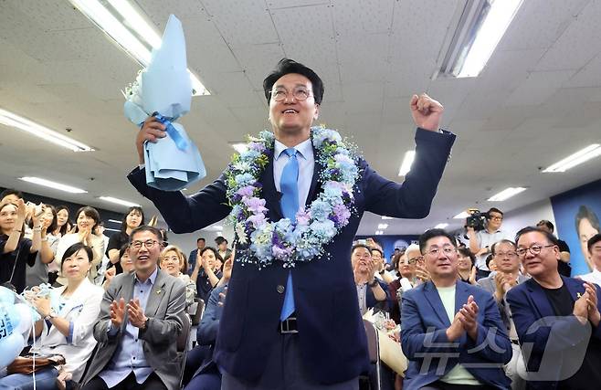 안민석 더불어민주당 경기교육감 후보가 3일 경기 수원시 선거사무실에서 당선이 확실시 된 후 환호하고 있다. (안민석 캠프 제공. 재판매 및 DB금지) 2026.6.4 ⓒ 뉴스1