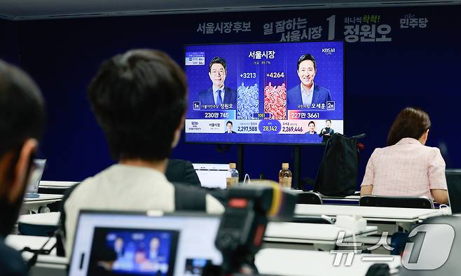 4일 오전 제9회 전국동시지방선거 정원오 더불어민주당 서울시장 후보, 오세훈 국민의힘 서울시장 후보 개표가 중계되고 있다. 2026.6.4 ⓒ 뉴스1 안은나 기자