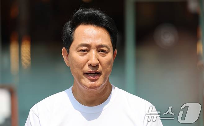오세훈 국민의힘 서울시장 후보가 2일 서울 양천구 신곡시장에서 릴레이 순회 유세를 앞두고 취재진의 질문에 답하고 있다. 2026.6.2 ⓒ 뉴스1 박지혜 기자