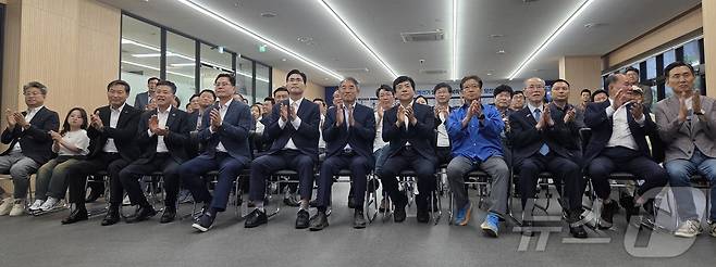이원택 더불어민주당 전북도지사 후보를 비롯한 관계자들이 3일 전북 전주시 더불어민주당 전북도당에서 제9회 전국동시지방선거 출구조사 결과를 보며 환호하고 있다. ⓒ 뉴스1 유경석 기자