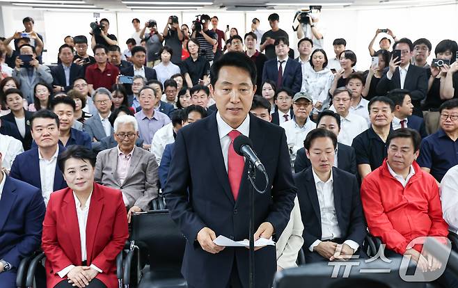 6·3 지방선거에서 당선된 오세훈 국민의힘 서울시장 후보가 4일 서울 종로구 선거사무소에서 당선 소감을 밝히고 있다. 2026.6.4 ⓒ 뉴스1 김도우 기자