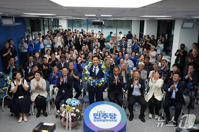 우상호 6·3 지방선거 더불어민주당 강원도지사 후보가 4일 새벽 당선이 유력시 되자 기뻐하고 있다. (우상호 측 제공. 재판매 및 DB금지)/뉴스1