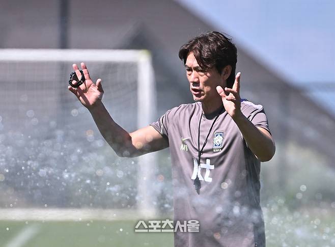축구국가대표팀 홍명보 감독이 3일(한국시간) 미국 유타주 헤리먼 자이언스 뱅크 트레이닝 센터에서 훈련에 앞서 코칭스태프와 이야기를 나누며 그라운드를 걷고 있다. 2026. 6. 3. 헤리먼(미 유타주) | 박진업 기자 upandup@sportsseoul.com