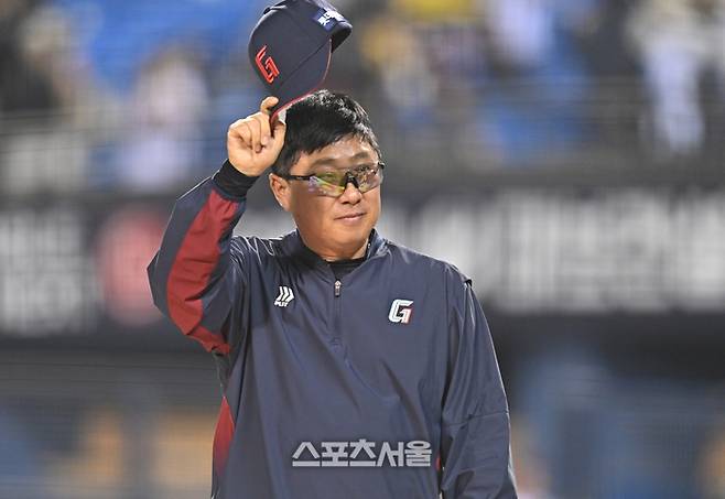 롯데 김태형 감독이 15일 서울 잠실구장에서 열린 2026 KBO리그 LG전 승리 후 관중에 인사를 하고 있다. 잠실 | 최승섭기자 thunder@sportsseoul.com