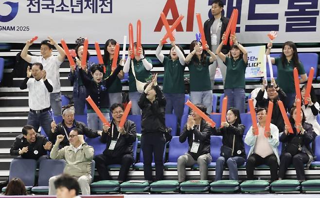 전국소년체전 현장에서 인천 학생선수들을 열렬히 응원하고 있는 도성훈 인천교육감. 사진제공=도성훈 인천교육감 당선인캠프