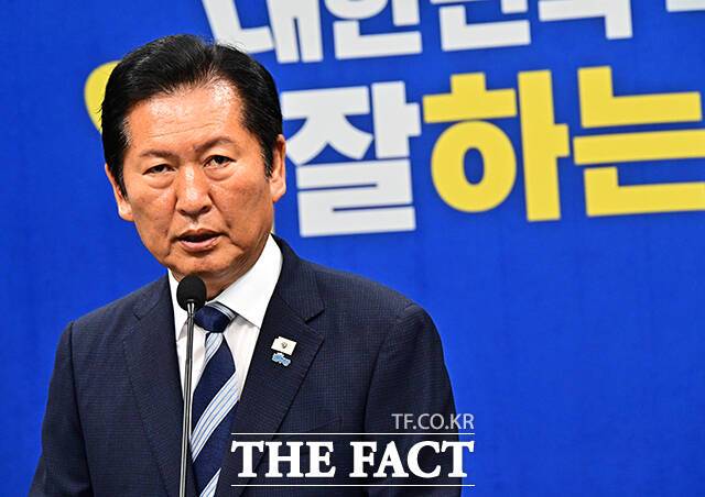 정청래 더불어민주당 대표가 4일 오전 서울 여의도 국회에서 기자회견을 열고 6.3 지방선거 결과에 대한 입장을 밝히고 있다. /국회=배정한 기자