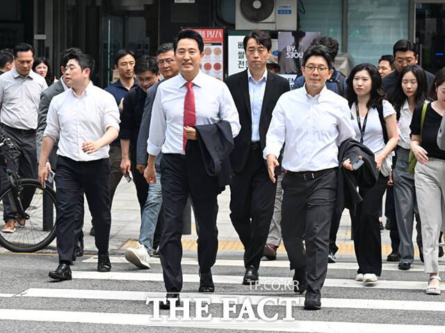 제9회 전국동시지방선거에서 서울시장으로 당선된 오세훈 국민의힘 후보가 4일 오전 업무 복귀를 위해 서울시청으로 출근하고 있다. /이새롬 기자