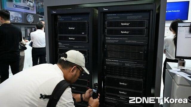 랙 단위로 구성된 시놀로지 솔루션 예시. (사진=지디넷코리아)