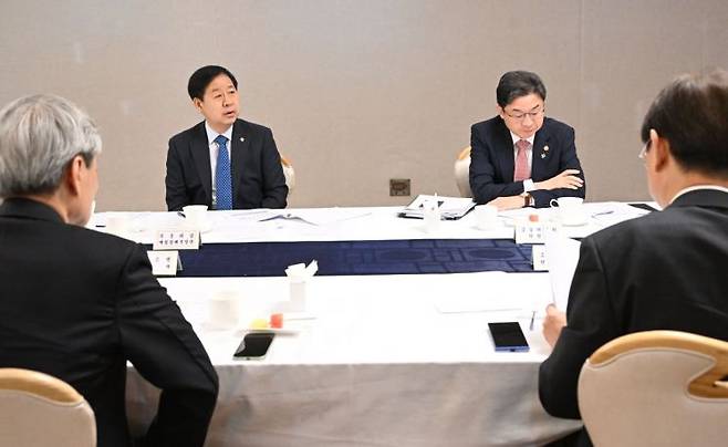 구윤철 경제부총리 겸 재정경제부 장관이 4일 정부서울청사에서 시장상황점검회의를 주재하고 있다. 재정경제부