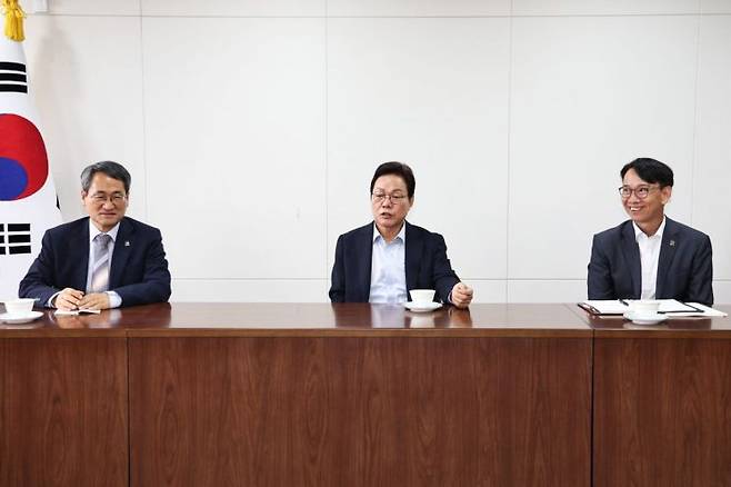 박완수 경남도지사(가운데)가 제9회 전국동시지방선거에서 승리한 후 도청에 복귀해 간부회의를 이끌고 있다. [사진제공=경남도]
