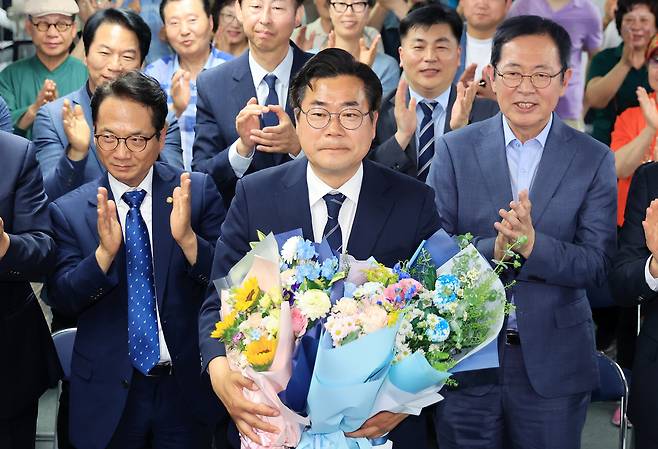 더불어민주당 박찬대 전 원내대표가 4일 인천 미추홀구 선거사무소에서 인천시장 선거 당선이 확실시되자 당원들에게 축하받고 있다./뉴스1