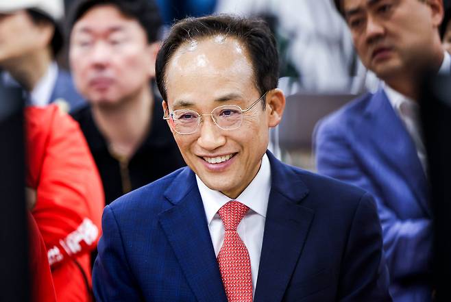 추경호 국민의힘 대구시장 후보가 3일 대구 수성구 국민의힘 대구시광역시당에 마련된 개표상황실에서 출구조사를 확인하고 있다. /뉴시스