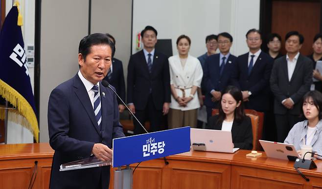 정청래 더불어민주당 대표가 4일 오전 서울 여의도 국회에서 열린 '6·3지방선거 결과' 관련 기자회견에서 모두발언을 하고 있다. /뉴스1