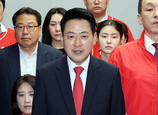 장동혁 국민의힘 대표가 3일 경기 과천 중앙선거관리위원회를 방문, 노태악 중앙선거관리위원장과의 면담을 마친 뒤 발언하고 있다. /뉴스1