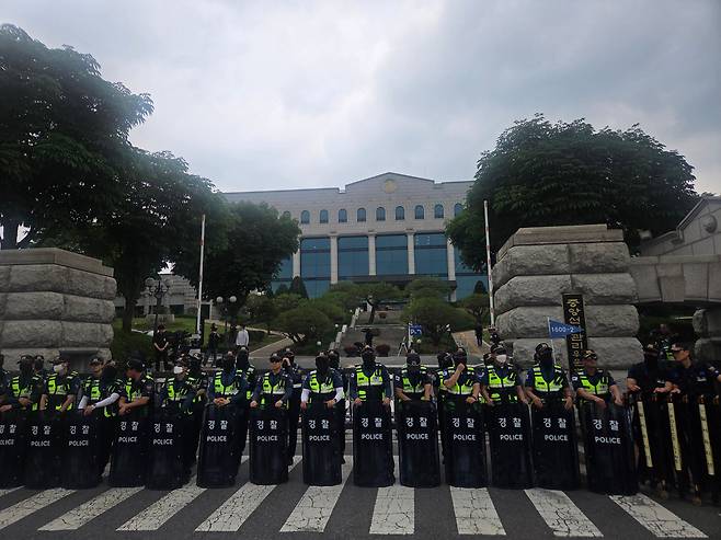 4일 오전 경기 과천 중앙선관위원회 청사 입구를 경찰관들이 막고 있다. /강정아 기자