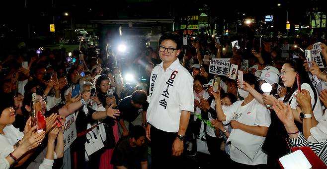 무소속 한동훈 부산 북갑 국회의원 보궐선거 후보가 4일 부산 북구 선거사무소에서 당선이 확정된 후 지지자에게 인사하고 있다./연합뉴스