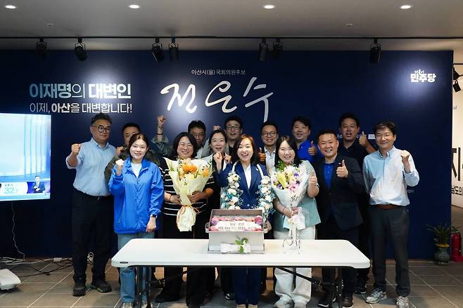 4일 전은수 후보(가운데)가 당선이 확실시되자 선거캠프 관계자들과 함께 기쁨을 나누고 있다. 전은수 후보 제공