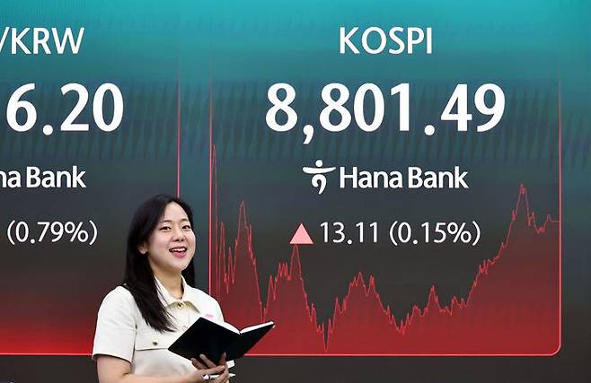 서울 중구 하나은행 딜링룸 현황판에 코스피 등이 표시되고 있다.ⓒ연합뉴스