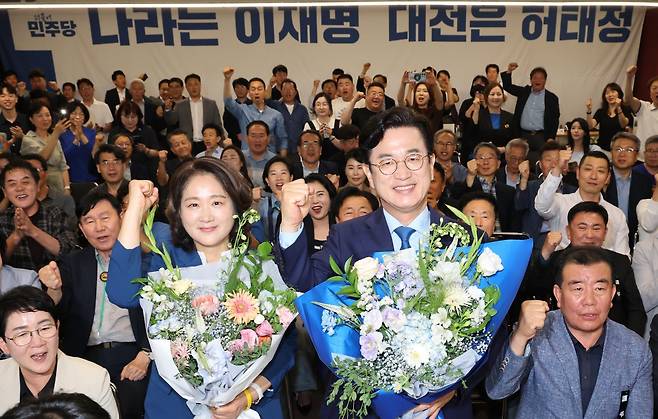 허태정 더불어민주당 대전시장 후보가 3일 대전 중구 선거사무실에서 당선이 확실해지자 꽃다발을 들고 환호하고 있다. 2026.6.3/뉴스1