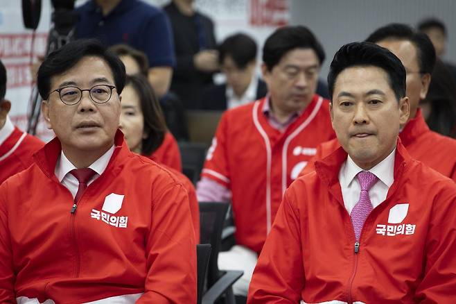국민의힘 장동혁 대표와 송언석 원내대표가 3일 오후 서울 여의도 중앙당사에 마련된 개표상황실에서 지방선거 및 국회의원 보궐선거 출구조사 방송을 지켜보고 있다. 2026.6.3 ⓒ 뉴스1