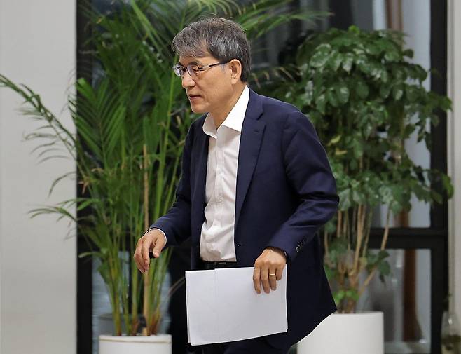 노태악 중앙선거관리위원장이 4일 경기 과천 중앙선관위에서 열린 긴급위원회 회의를 마친 뒤 위원장실로 향하고 있다. 2026.6.4. 사진공동취재단