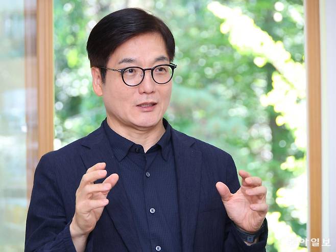 신종호 서울대 교육학과 교수가 지난달 동아일보와 인터뷰를 갖고 “오늘의 정답이 내일에는 오답이 될 수 있다”며 “학생들이 갖춰야 할 역량은 학습 민첩성”이라고 강조했다. 송은석 기자 silverstone@donga.com