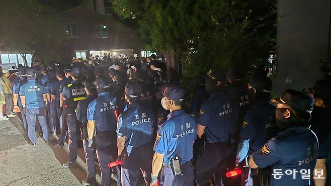 제9회 전국동시지방선거일인 3일 오후 투표용지 부족 사태로 투표 시간이 오후 10시까지 연장된 서울 송파구 잠실7동 제2투표소 앞에서 경찰이 만일의 상황에 대비해 대기하고 있다. 홍진환 기자