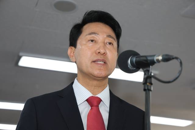 오세훈 국민의힘 서울시장 후보가 제9회 전국동시지방선거일 다음날인 4일 서울 종로구 대왕빌딩에 마련된 선거사무소에서 발언하고 있다. [연합뉴스]