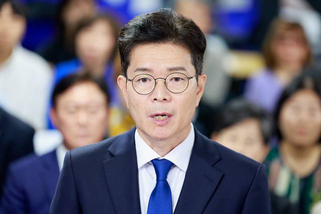 정원오 더불어민주당 서울시장 후보가 4일 서울 중구 세종대로 캠프에서 제9회 전국동시지방선거 관련 입장을 밝히고 있다. [연합뉴스]