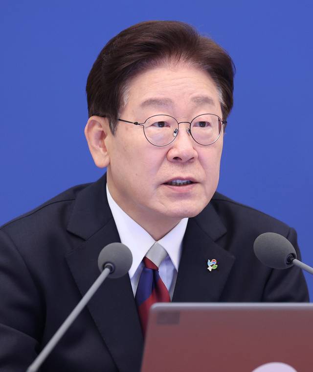 이재명 대통령이 4일 청와대에서 열린 수석보좌관회의에서 발언하고 있다. [연합뉴스]