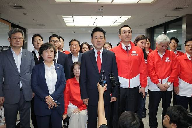 국민의힘 장동혁 상임선거대책위원장이 6·3 지방선거 본투표일인 3일 밤 투표용지 부족 사태와 관련해 경기 과천 중앙선거관리위원회에서 노태악 위원장을 면담한 후 발언하고 있다. /사진=연합뉴스