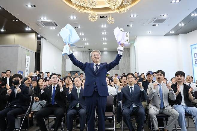 민형배 더불어민주당 전남광주통합특별시장 후보가 당선이 확정된 후 두 손을 높이 들어 환호하고 있다. 후보 측 제공