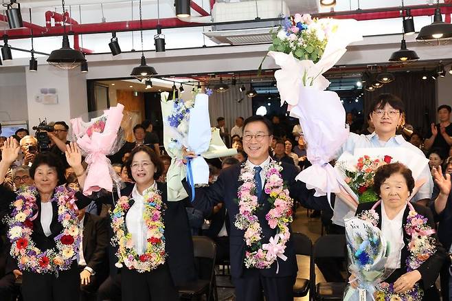 위성곤 더불어민주당 제주도지사 당선인이 3일 밤 선거사무소에서 가족과 함께 꽃다발을 들고 지지자들에게 인사하고 있다. 위 당선인은 당선 메시지를 통해 “도민의 삶을 가장 먼저 챙기는 민생도지사가 되겠다”고 밝혔다. /사진=위성곤 후보 캠프 제공