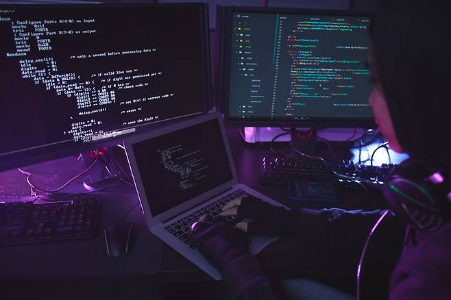 [서울=뉴시스] 인공지능(AI)을 탑재해 스스로 학습하며 네트워크를 잠식하는 '자기진화형 웜(Self-Adaptive Worm)'이 실제로 등장했다. AI가 보안취약점을 스스로 찾아내 스스로 공격법을 진화시키기 때문에, 현행 보안체계의 근간인 취약점 패치로는 막을 수 없다는 결론이 나오면서, 글로벌 사이버보안 업계에 비상이 걸렸다.기사의 이해를 돕기 위한 해커 이미지.사진=뉴시스