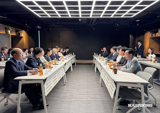 퓨리오사AI·KTNF 대표단(오른쪽)이 지난 2일 서울 출장 중인 베트남 하이퐁시 대표단과 만나 투자 협력 기회에 대해 논의하고 있다. 하이퐁시 정부 제공