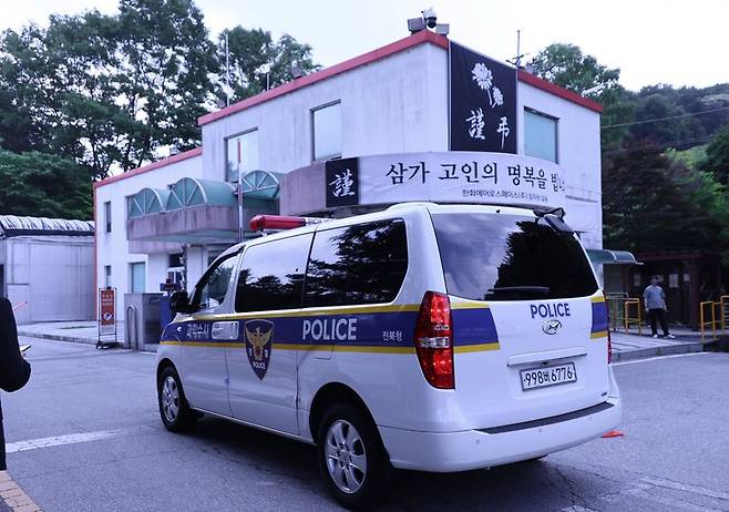 대전경찰청 수사전담팀과 고용노동부 대전고용노동청이 폭발 사고로 7명의 사상자가 발생한 한화에어로스페이스 대전사업장과 서울 본사 등에 대한 압수수색에 착수한 4일 대전 유성구 외삼동 대전사업장으로 경찰차가 들어가고 있다. 연합뉴스