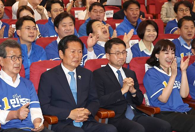 정청래 더불어민주당 대표 등 민주당 의원들이 3일 국회 의원회관에서 개표방송을 보며 환호하고 있다. 윤운식 선임기자 yws@hani.co.kr