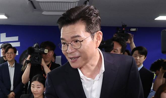 정원오 더불어민주당 서울시장 후보가 3일 오후 서울 중구에 마련된 선거사무소에서 6·3 지방선거 방송 3사(KBS·MBC·SBS) 공동 출구조사 결과 발표에 앞서 기자들과 인사를 나누고 있다. 공동취재사진