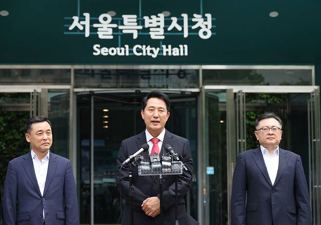 5선에 성공한 오세훈 서울시장 당선자가 4일 오전 서울 중구 서울시청 청사 들머리에서 당선 소감을 밝히고 있다. 김혜윤 기자 unique@hani.co.kr