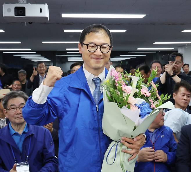 더불어민주당 김상욱 울산시장 후보가 지난 3일 울산시 남구 자신의 선거사무소에서 당선이 확실시되자 꽃다발을 받고 환호하고 있다. 연합뉴스
