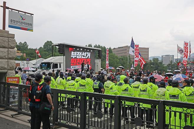 4일 경기 과천시 중앙선거관리위원회 앞에서 한국사 강사 출신 극우 유튜버 전한길씨를 비롯해 부정선거를 주장하는 시위대 약 700명이 6·3 지방선거 본투표 투표용지 부족 사태 비판 집회를 하고 있다. 연합뉴스