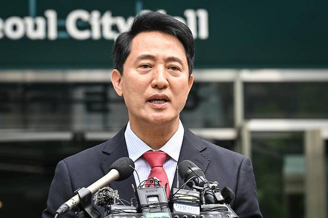 오세훈 서울시장 당선자가 4일 서울시청 앞에서 당선 소감을 밝히고 있다. 정다빈 기자