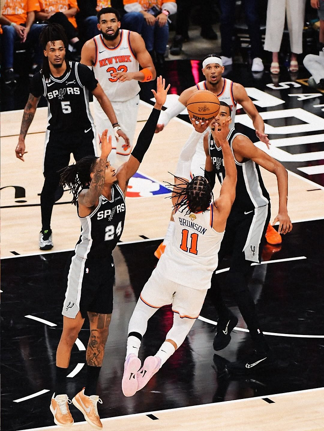 뉴욕 브런슨이 4일 프로스트 뱅크 센터에서 열린 샌안토니오와의 NBA 파이널 1차전 4쿼터 막바지 바셀을 피한 뒤 점프슛을 시도하고 있다. 사진=NBA SNS